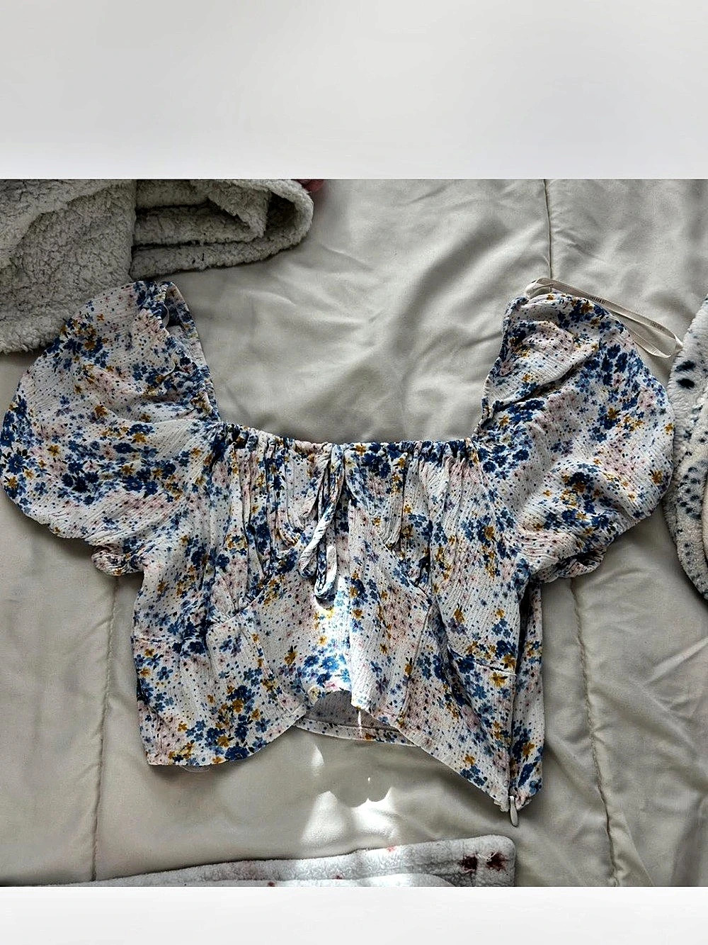 Forever 21 Floral Puff Sleeve Crop Top in White & Blue Size Small